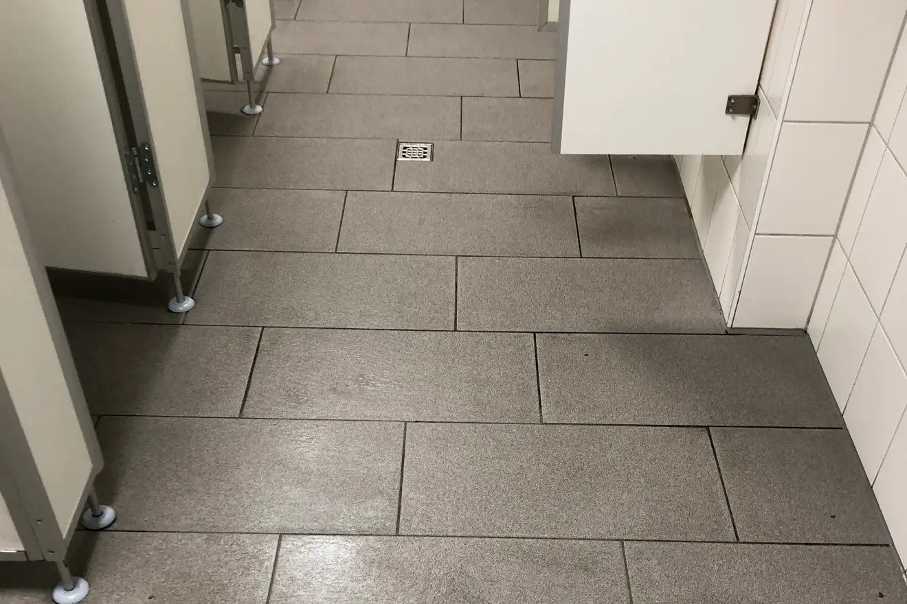 Geflieste Sanitäranlage in einem Bürogebäude nach der Reinigung